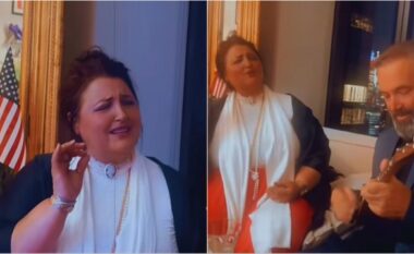 VIDEO/ Nën tingujt e çiftelisë, Parashqevi Simaku feston ditëlindjen e saj të 59-të me këngë për Shqipërinë e Kosovën