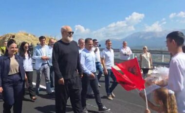 Hapet aksi Qukës-Qafë Plloçë/ Rama pritet me daulle dhe flamuj kuq e zi nga banorët e zonës