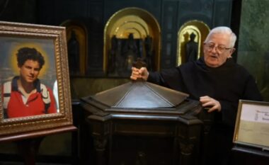 Simboli i fesë për brezin e ri/ Ndërroi jetë në moshën 15-vjeçare, Carlo Acutis shpallet shenjti i parë i mijëvjeçarit nga Papa Leoni