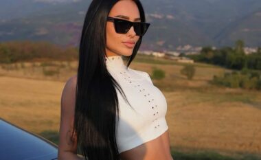 FOTO/ Egli Tako ‘provokon’ nga Mali i Zi, ish-banorja ekspozon të p*smet me bikini!