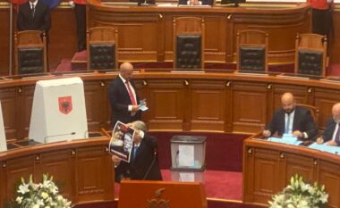 PS propozoi Niko Peleshin/ Nis votimi i fshehtë për zgjedhjen e Kryetarit të Kuvendit, opozita bojkoton procesin, hedh pankarta te kutia e votimit