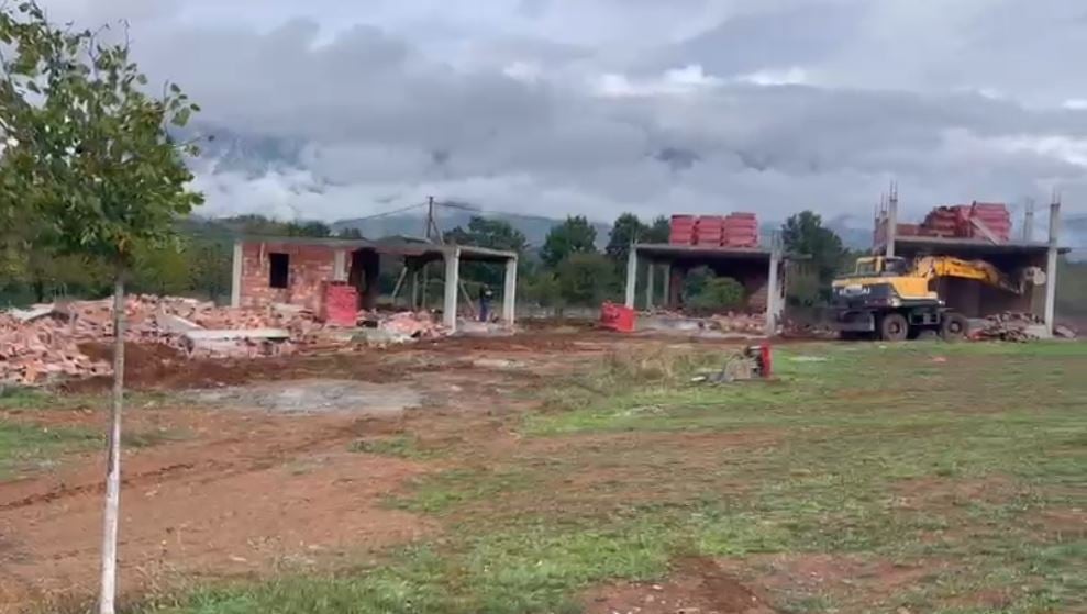 IKMT vijon aksionin në Valbonë, prishen bujtina të ndërtuara prej vitesh pa leje