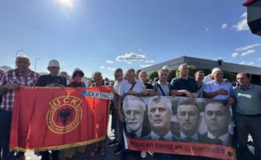 “Liri për çlirimtarët”/ Mbi 500 veteranë të luftës nisen drejt Holandës, protestë para Gjykatës së Hagës për ish-krerët e UÇk-së