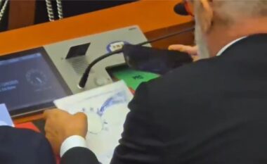 FOTOLAJMI/ Zgjedhja e kryetarit të Kuvendit, Rama pikturon mbi librin e Etikës së Deputetit