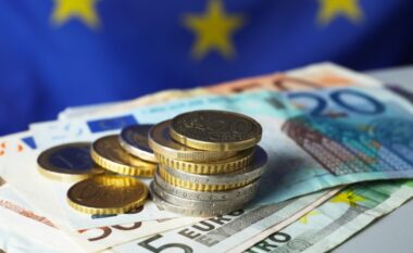 Euro shkon 96 lekë, niveli më i ulët historik në këmbim / Ekspertët: Oferta monetare në treg e lartë, turizmi ndikues kryesor