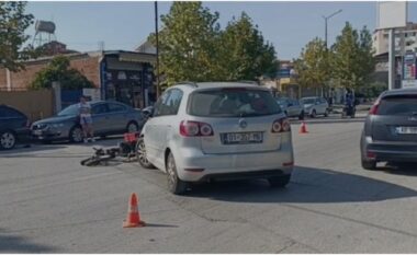 Aksident në Lushnjë/ Përfundon në spital motoçiklisti, përplaset me një mjet