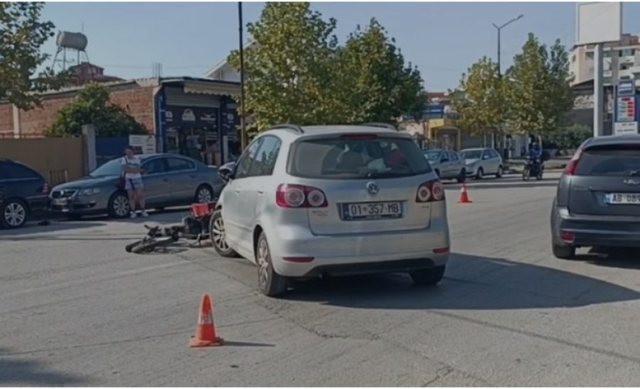 Aksident në Lushnjë  Përfundon në spital motoçiklisti  përplaset me një mjet