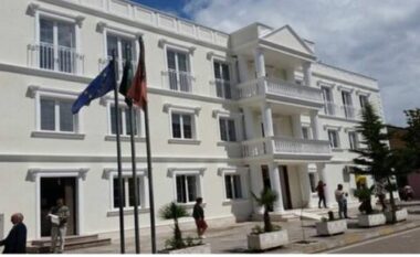 Zgjidhet kryetari i komanduar i Bashkisë Cërrik