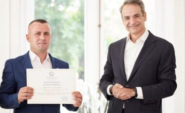 Greqi, kryeministri Mitsotakis i jep shtetësinë Ledian Gogës që shpëtoi 2 fëmijë nga mbytja