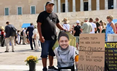“Drejtësi për Denisin”/ Babai shqiptar hyn në grevë urie në Athinë
