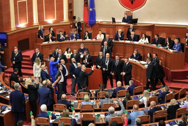 Incidentet në Kuvend  PS kërkon masë disiplinore ndaj Bardhit dhe Krekës  të premten mbledhja e Sekretariatit