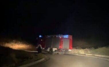 Flakët rikthehen në Gramsh/ Vatra e zjarrit në fshatin Bulçar mbetet aktive, shkak era e fortë dhe temperaturat e larta