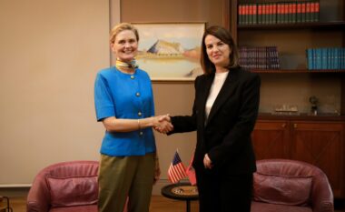 “Administrata Trump, e përkushtuar në zhdukjen e grupeve kriminale”, VanHorn takim me ministren Koçiu: Bashkëpunimi SHBA-Shqipëri mund të bëjë vendet tona më të sigurta