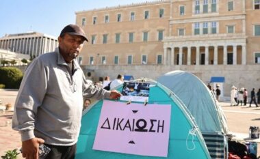 Protesta në Greqi në mbështetje të babait shqiptar të viktimës së Tempe