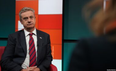 Ambasadori britanik: Ngërçi politik po e lë Kosovën pa zë ndërkombëtar, Kushtetuesja duhet të respektohet
