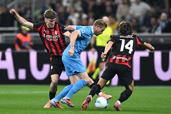 Napoli bie në “San Siro”, feston Milan