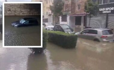 Reshjet e shiut shkaktojnë përmbytje në Durrës, makina bllokohet në nënkalim e rrethuar nga uji (VIDEO)