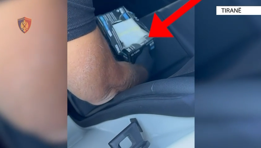 I riu kapet në autostradën Tiranë-Durrës me lëndë narkotike (EMRI+VIDEO)