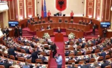Kuvendi nis me tensione, Sali Berisha shkon në foltore, rrethohet nga Garda (VIDEO)