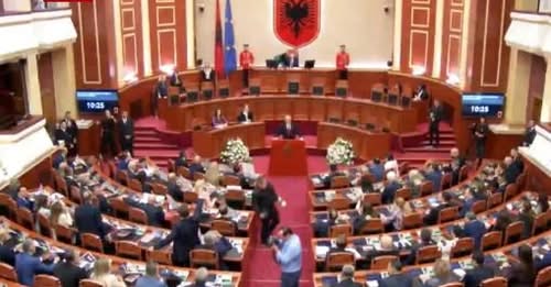 Kuvendi nis me tensione, Sali Berisha shkon në foltore, rrethohet nga Garda (VIDEO)