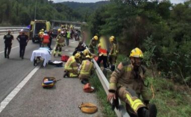 Autobusi del nga autostrada dhe përplaset me shkëmbin, plagosen 53 persona (VIDEO+FOTO)