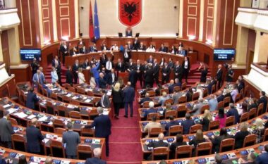 Tensionet në Kuvend/ Gazment Bardhi hodhi rregulloren e Kuvendit në drejtim të kryeministrit Edi Rama, garda rrethoi foltoren (VIDEO)