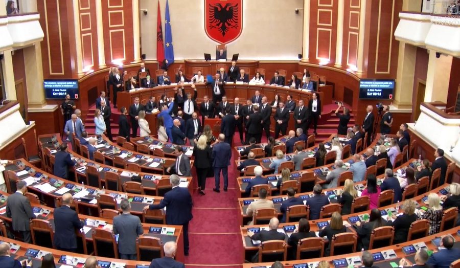 Tensionet në Kuvend/ Gazment Bardhi hodhi rregulloren e Kuvendit në drejtim të kryeministrit Edi Rama, garda rrethoi foltoren (VIDEO)