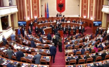 VIDEOLAJM/ Parti Enver jemi gati kurdoherë, pas miratimit të programit dhe kabinetit opozita ironizon mazhorancën, rregullorja “fluturon” mbi kokat e ministrave dhe deputetëve