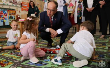 Presidenti Begaj përcjell urimet për vitin e ri shkollor nga shkolla e tij në Gosë