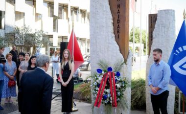 PD ceremoni përkujtimore për Azem Hajdarin/ Në homazhe dhe kreu demokrat, Sali Berisha