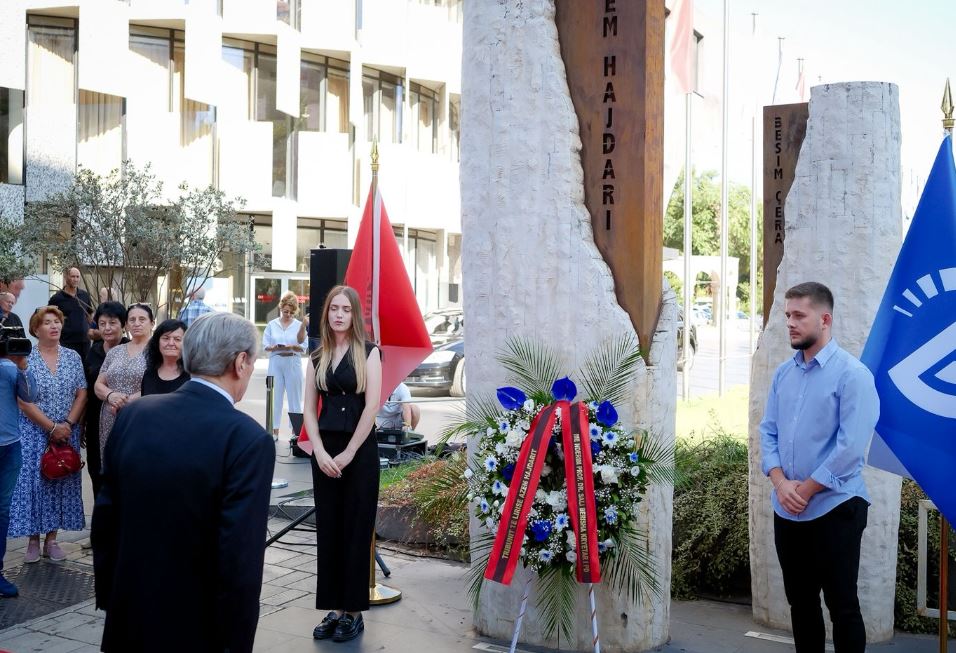 PD ceremoni përkujtimore për Azem Hajdarin/ Në homazhe dhe kreu demokrat, Sali Berisha