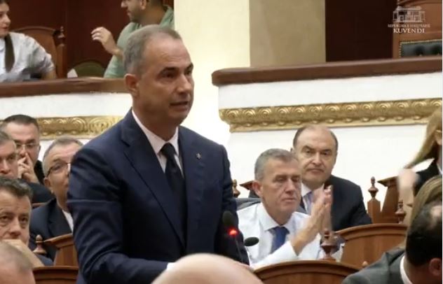 Luçiano Boçi kritikon Peleshin: Nuk ka ndodhur në historinë e parlamentarizmit të ketë vetëm 4 folës dhe të kalojë në votim