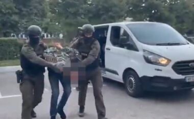 Ishin shpallur në kërkim për rrëmbimin dhe vrasjen e Renis Dobrës, pamje nga arrestimi i dy vëllezërve Bushgjoka (VIDEO)