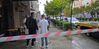 Vdekja e 43-vjeçarit në Durrës/ Publikohen momentet tronditëse, u mbajt te shtylla e ndriçimit për të kaluar në rrugën e përmbytur (VIDEO)