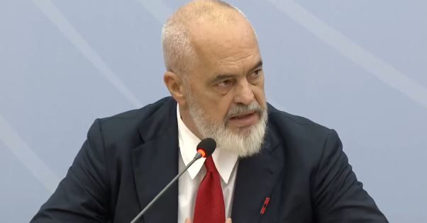 Edi Rama sulmon ish-kreun e AMP Vlorë: Drejtues injorant dhe falsifikator