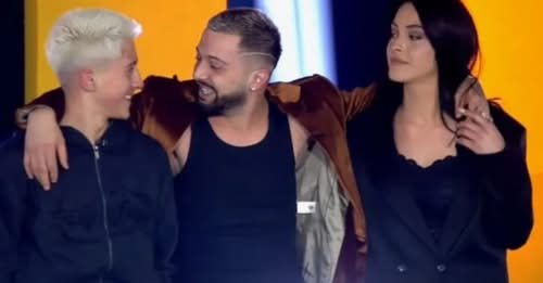 Moment i dhimbshëm/ Gjesti e ngushëllon motrën e tij pas humbjes së vëllait (FOTO)