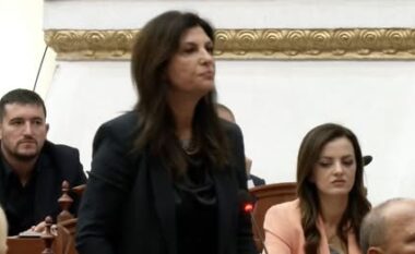 Nga dasma e të birit në Kuvend, betohet edhe Jozefina Topalli (VIDEO)