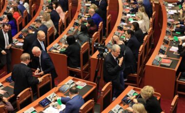 Opozita braktisi votimin, ndryshimi i rregullores së Kuvendit miratohet me 79 vota pro