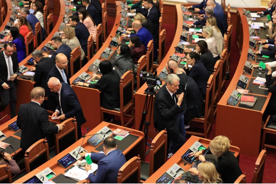 Opozita braktisi votimin, ndryshimi i rregullores së Kuvendit miratohet me 79 vota pro
