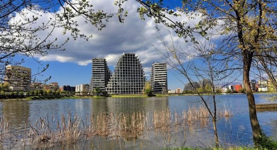 Auditimi: Në Liqenin Artificial të Tiranës shkarkohen ujëra të ndotura urbane, të merren masa