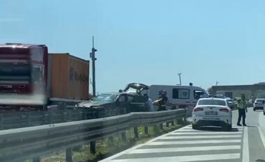 Aksidenti me tre të plagosur në aksin Fier-Lushnje, humb jetën njëri prej tyre (VIDEO)