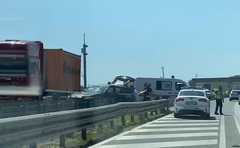 Aksidenti me tre të plagosur në aksin Fier-Lushnje, humb jetën njëri prej tyre (VIDEO)