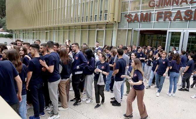 Viti i ri shkollor/ Klasa pa celularë, kush shkel rregullin përjashtohet: Nga rrjetet sociale te librat, zbardhet udhëzimi i ministrisë