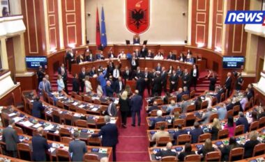 Tensionet në Kuvend/ Gazment Bardhi hodhi rregulloren e Kuvendit në drejtim të kryeministrit Edi Rama, garda rrethoi foltoren (VIDEO)