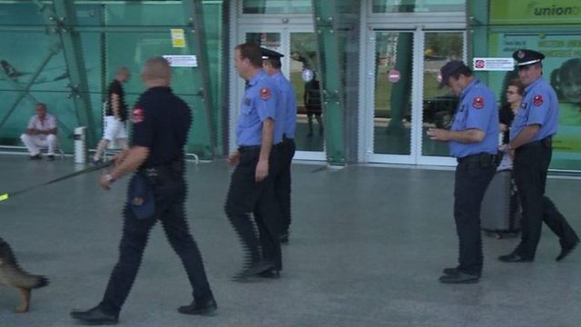 Qytetarët rrahin policët në Rinas, ngjarja mbahet e fshehtë (VIDEO)