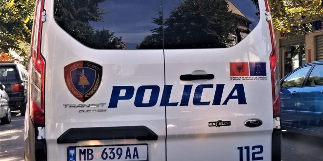 Përplasi dy makinat e parkuara dhe plagosi një grua, arrestohet 34-vjeçari në Vlorë