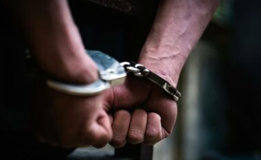 Shiste lëndë narkotike dhe qarkullonte me armë, arrestohet 48-vjeçari në Tiranë