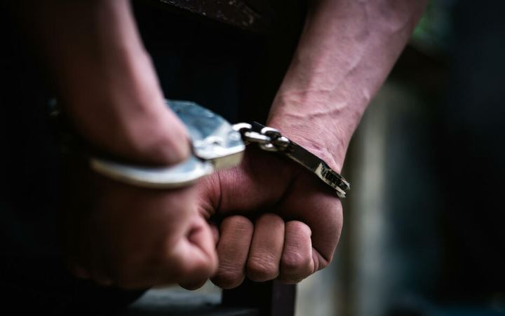 Shiste lëndë narkotike dhe qarkullonte me armë, arrestohet 48-vjeçari në Tiranë