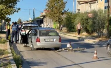 Aksident në Fier/ Makina përplas qytetarin që lëvizte me biçikletë,  i lënduari dërgohet me urgjencë në spital