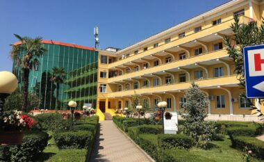 Sherri mes punonjësve brenda spitalit “Shefqet Ndroqi”/ Zbardhet dëshmia e infermierit të plagosur